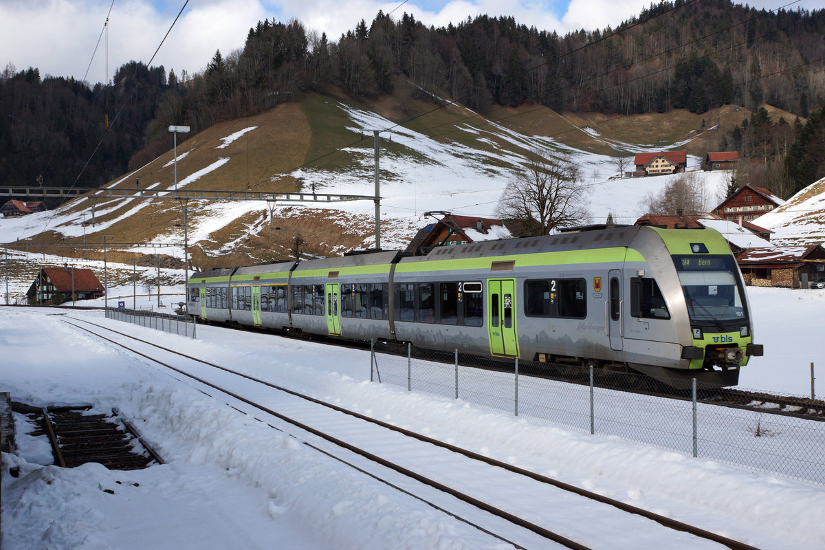 BLS: Die wunderschnen Aufnahmen von Peter und Stefan inspirierten mich ebenfalls diese Gegend aufzusuchen.
RE Luzern-Bern mit einem Ltschberger bei Wiggen am 3. Februar 2017.
Foto: Walter Ruetsch