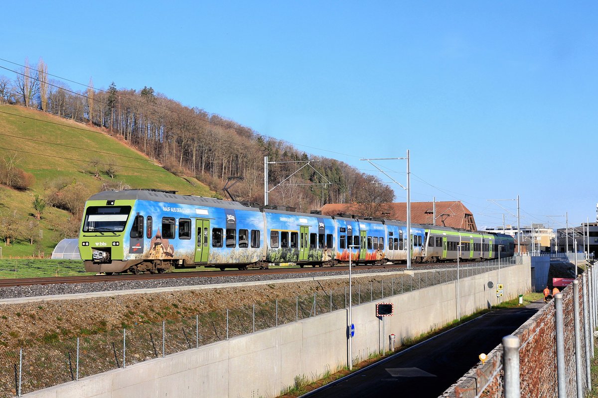 BLS NINA 015 wirbt für den Berner Hausberg, den Gurten. Er ist angeschrieben mit  Rauf aus der Stadt - Grimper la ville . Wabern, 30.März 2021 
