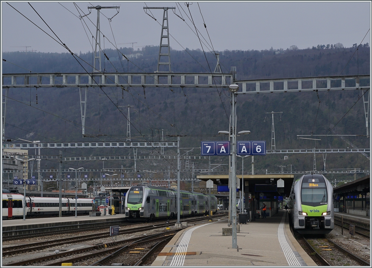 BLS RABe 515  MUTZ  warten als S-Bahn und IR in Biel/Bienne auf die Abfahrt in Richtung Bern. 

18. April 2021  
