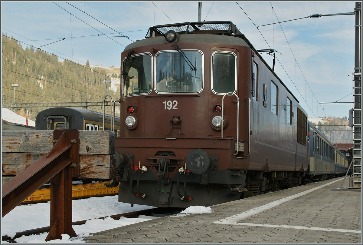 BLS Re 4/4 192 in Zweisimmen. Lieder sind die Planmässigen Reisezugsleitungen der Re 4/4 seit dem Fahrplanwechsel Geschichte. 
5. Dez. 2013