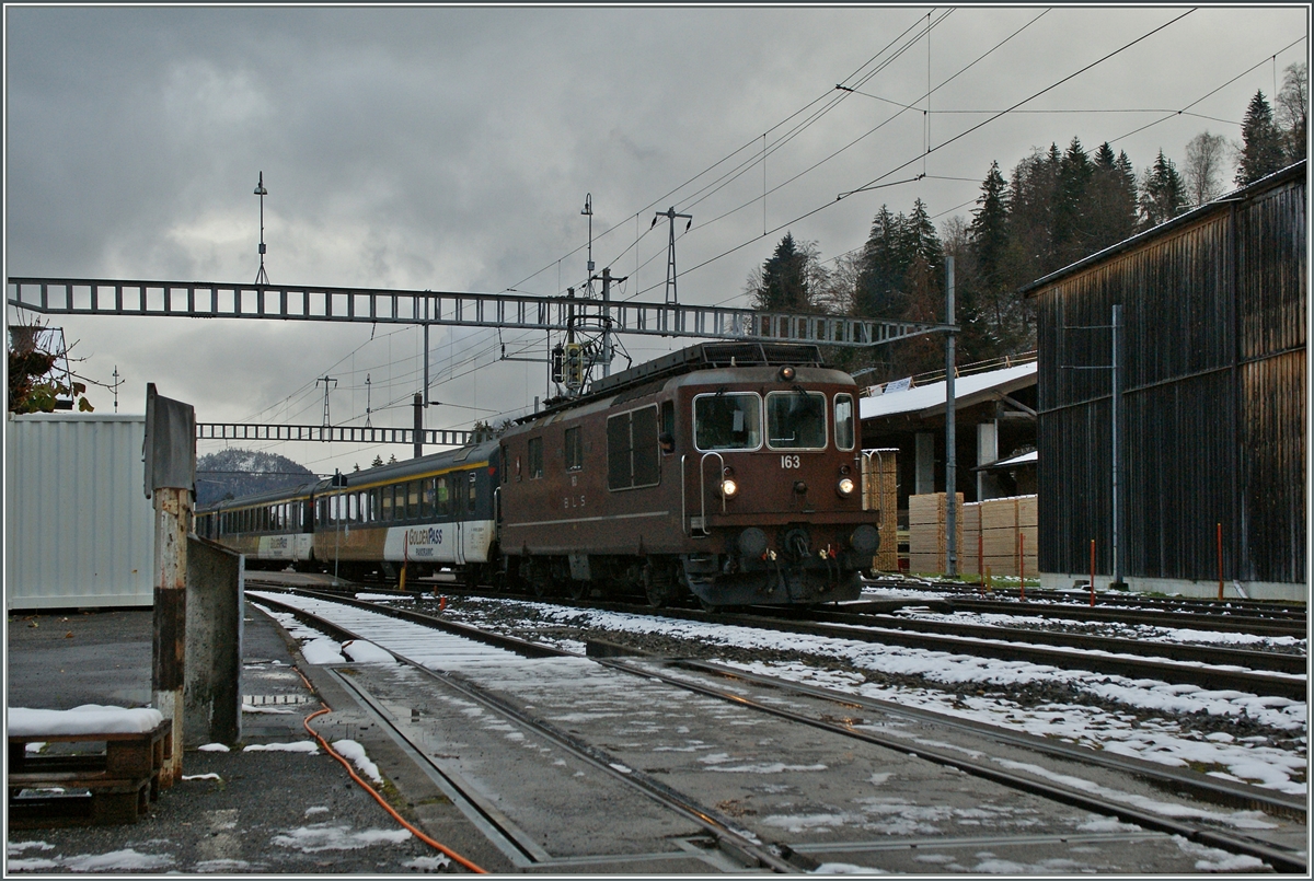 BLS Re 4/4 193 in Erlenbach.
24.11.2013