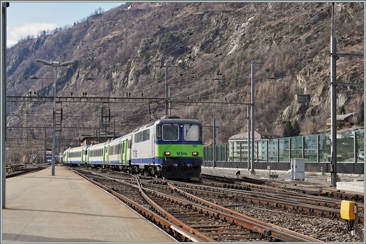 BLS Re 4/4 II mit einem Extrazug in Brig.
19. Feb. 2016