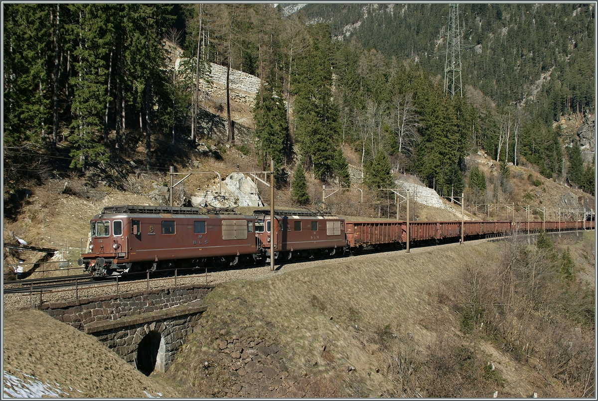 BLS RE 4/4 mit einem Güterzug Richtung Italien auf der Gotthrad Nord Rampe bei Wassen.
14. März 2014