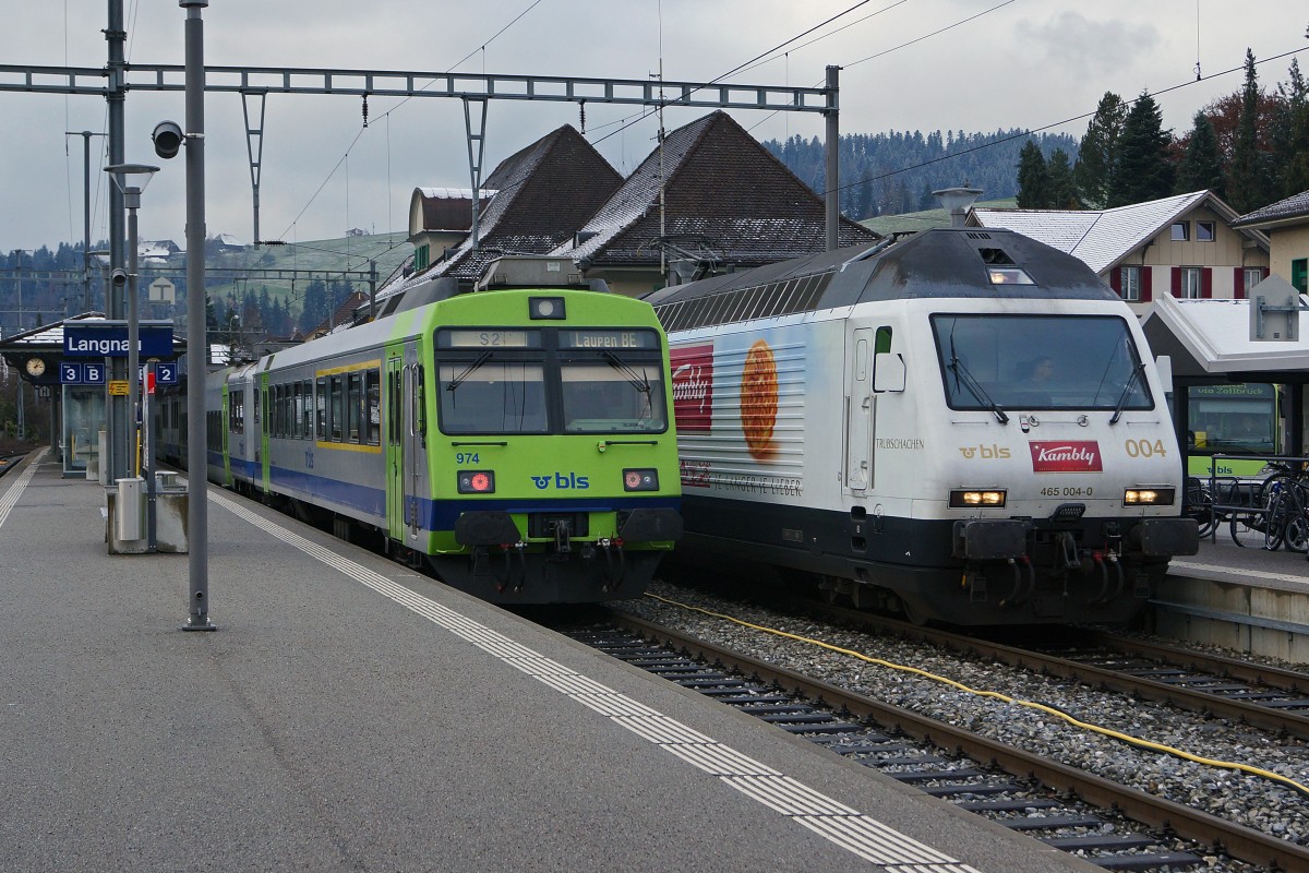 BLS: Re 465 004-0  KAMBLY  neben RBDe 565-Pendel mit ABt 974 der S 2 LAUPEN in Langnau im Emmental am 9. Dezember 2014.
Bahnsujets der Woche 50/2014 von Walter Ruetsch 