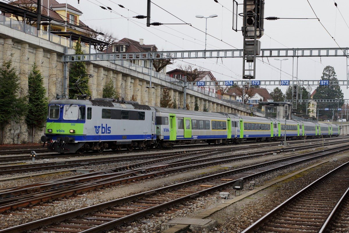 BLS: Seit dem Fahrplanwechsel 2015 verkehren EW III Pendel mit Re 420 (ehemals SBB) auf der Golden-Pass-Strecke. Reservependel mit der Re 420 502-7 in Spiez am 2. Januar 2016.
Foto: Walter Ruetsch