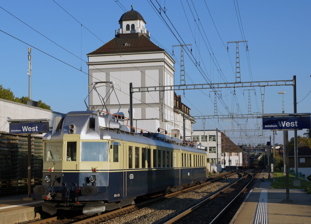 BLS: Sonderzug mit dem  BLAUEN PFEIL  BCFe 4/6 736 beim Passieren des Bahnhofs West in Solothurn am 1. Oktober 2015.
Foto: Walter Ruetsch