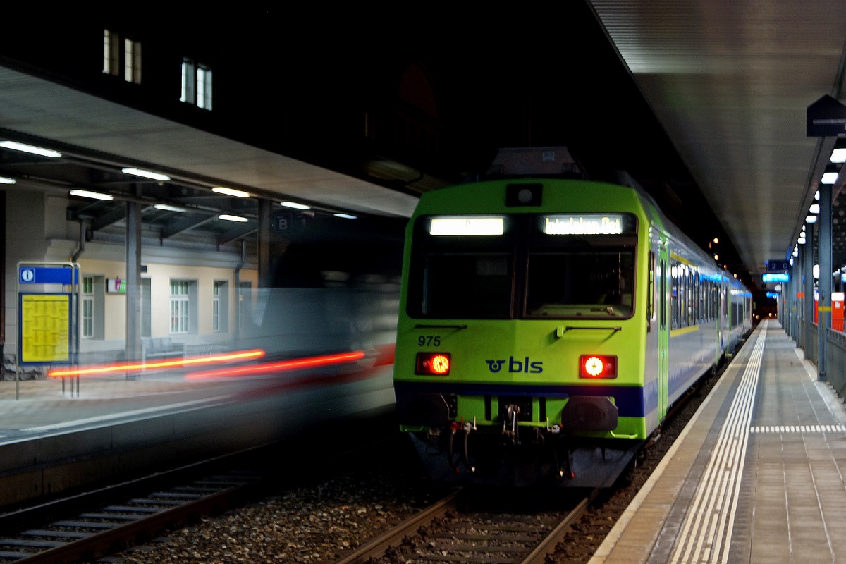 BLS/DB: Morgenstund hat Gold im Mund. Nach einem kurzen Zwischenhalt in Spiez setzte der ICE 1057 Basel SBB-Interlaken Ost am frühen Morgen des 9. Januar 2015 die Fahrt weiter nach Interlaken Ost fort. Dabei kam es zu einer Begegnung mit dem Regionalzug Spiez-Interlaken Ost, bestehend aus einem BLS RBDe 566-Pendel.
Foto: Walter Ruetsch 