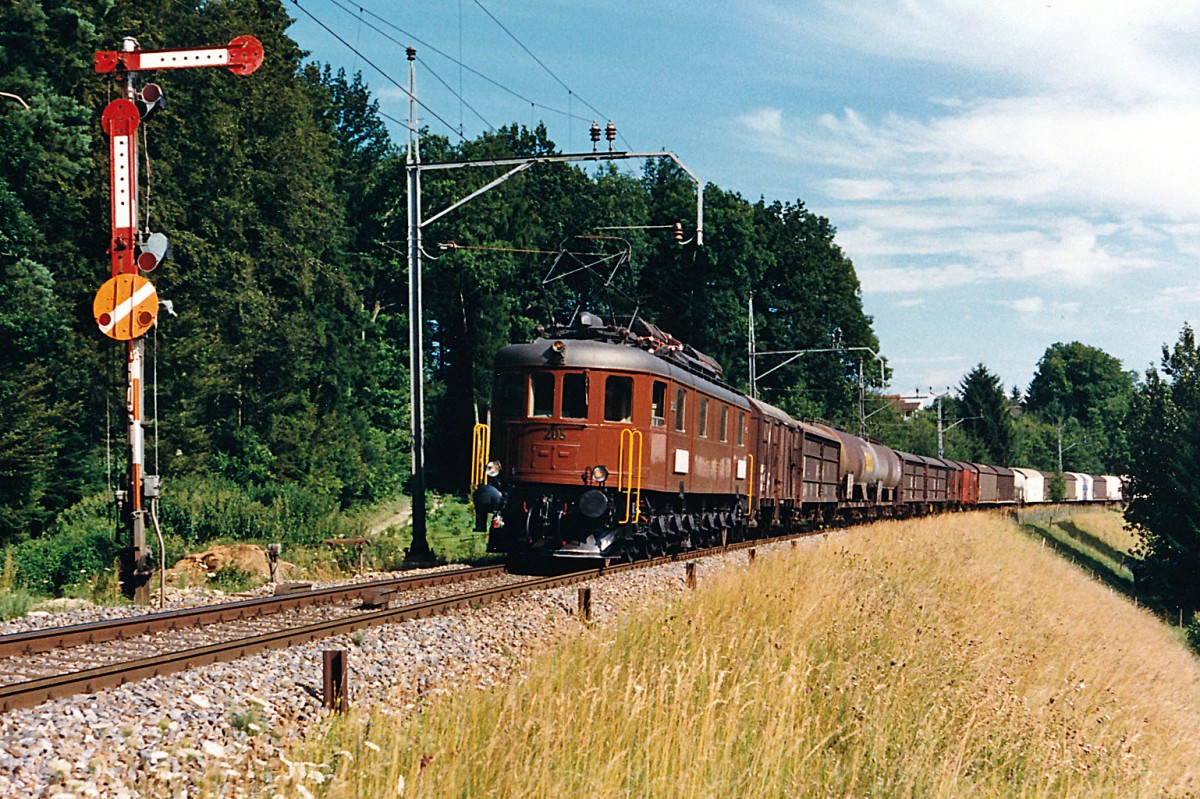 BLS/SBB: Noch im August 1987 standen auf der SBB-Strecke Bern-Biel bei Schüpfen und Suberg-Grossaffoltern alte  Flügelsignale  im Einsatz. BLS Ae 6/8 205 mit Güterzug Bern-Biel bei Suberg-Grossaffolter in Richtung Biel unterwegs.
Foto: Walter Ruetsch 