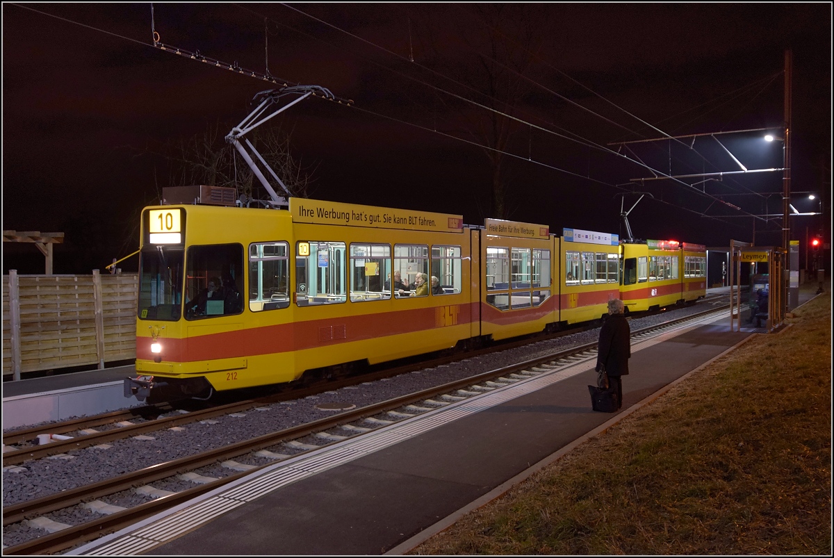 BLT in Frankreich. Vorne der Motorwagen Be 4/8 214 mit Sänfte und hinten der geführte Motorwagen Be 4/6 212, dessen Sänfte zurückgebaut wurde. Hier in Leymen wartet der Zug auf seinen Gegenzug, denn das letzte Streckenstück ist eingleisig. Aus topografischen Gründen ist es notwendig, durch Leymen in Frankreich zu fahren. Nett für den Fotografen, dass dort die Haltestelle sauber ausgeleuchtet ist... Februar 2017.