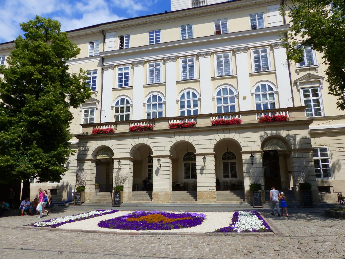 Blumenbeet vor dem Rathaus. Rynok Platz, Lviv, Ukraine 31-05-2018.


Bloemenperk voor het stadhuis. Rynok plein, Lviv, Oekrane 31-05-2018.