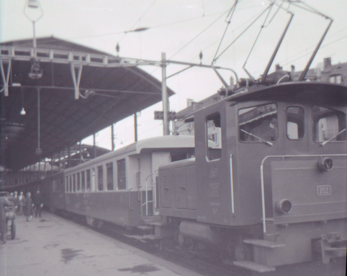 BOB-Wagen in Luzern: Der BOB AB 209 wird vom Traktor 202 an einen Zug nach Interlaken manövriert. Sommer 1963. (Leider habe ich damals vor lauter Interesse am BOB-Wagen den Traktor verstümmelt.) 