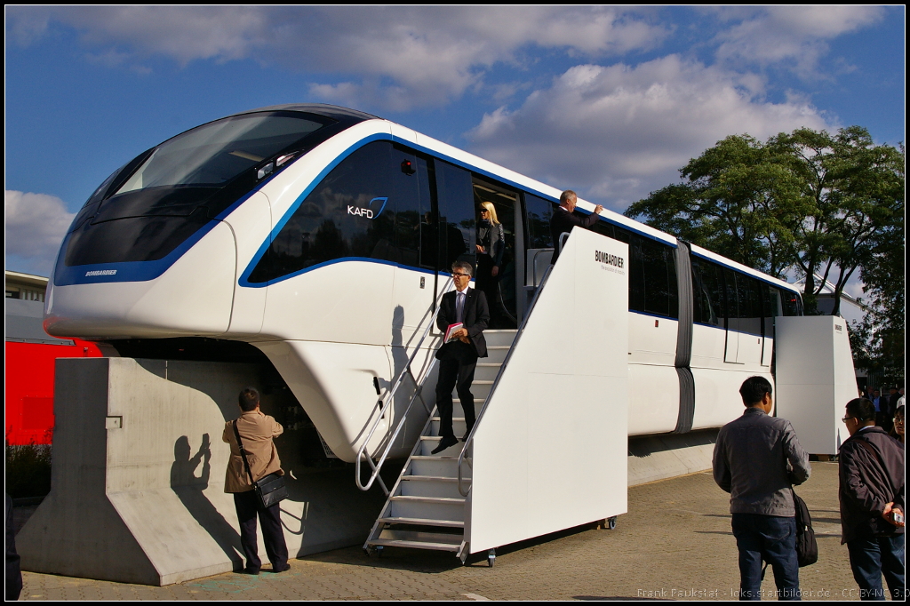 Bombardier INNOVIA Monorail 300 for Riyadh, Saudi Arabia.

Sechs 2-Wagen-Z�ge werden auf der neuen 3.6 km langen Strecke im neuen K�nig Abdullah Finanz- und Handelsdistrikt von Riyad vollautomatisch fahren. Zwei weitere Projekte gibt es in Sao Paulo in Brasilien und in Las Vegas, USA. Ausgestellt war der Zug auf der InnoTrans 2014 in Berlin auf dem Freigel�nde.

Daten: L�nge 26.8 m, Breite 3.2 m, Gewicht 29.5 t, Geschwindigkeit 80 km/h, Antrieb MITRAC TM 600 PW.