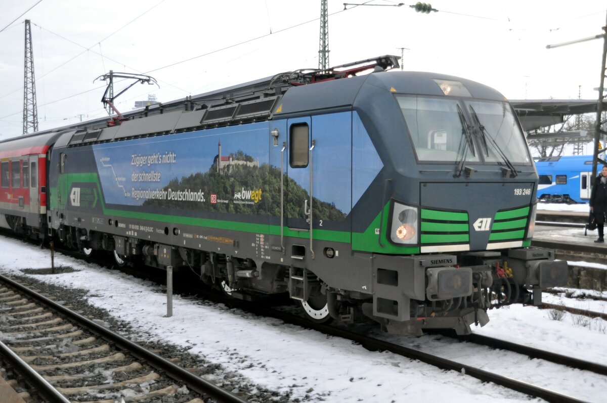Bonusbild: 193 246 Siemens Vectron 91 80 6193 246-6 D-ELOC mit IRE 200 in Ulm am 20.12.2022.