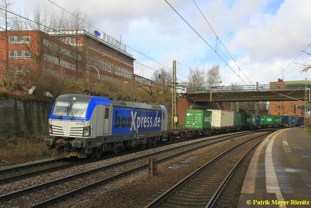 BoxXpress 193 840 mit Containerzug in Hamburg-Harburg auf dem Weg nach Süden am 01.04.2015