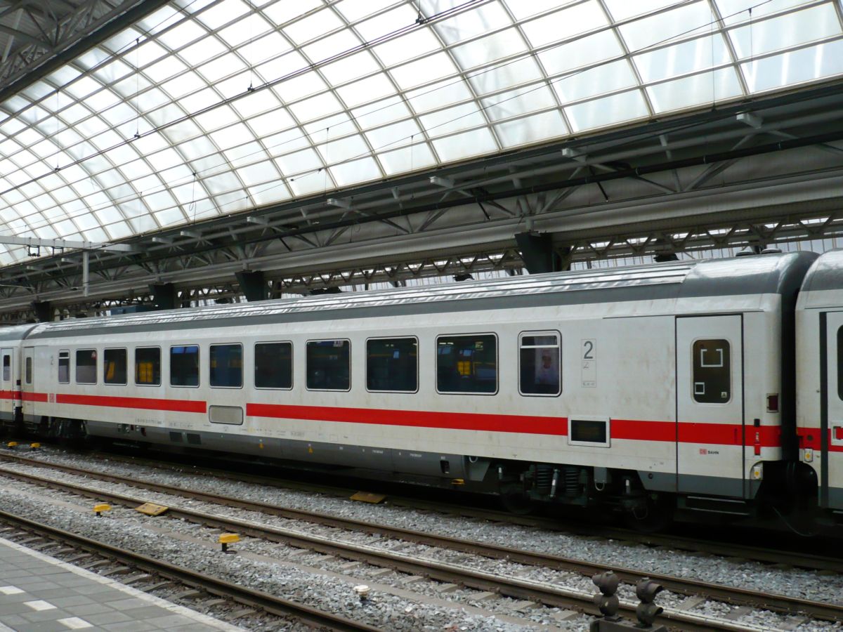 Bpmbz 295.7 Intercity Groraumwagen 2. Klasse mit Nummer D-DB 61 80 29-91 779-5 in Intercity nach Berlin Gleis 10 Amsterdam Centraal Station 10-02-2016.

Bpmbz 295.7 Intercity Groraumwagen 2e klasse met nummer D-DB 61 80 29-91 779-5 in Intercity naar Berlijn spoor 10 Amsterdam CS10-02-2016.