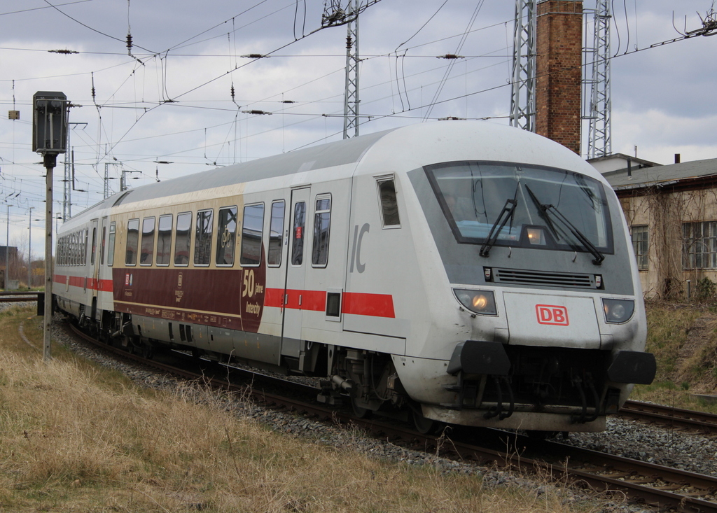 Bpmmdbzf 286. 61 80 80 91 101 Steuerwagen 50 Jahre Intercity als IC 2212 von Koblenz nach Ostseebad Binz bei der Ausfahrt im Rostocker Hbf.01.04.2022