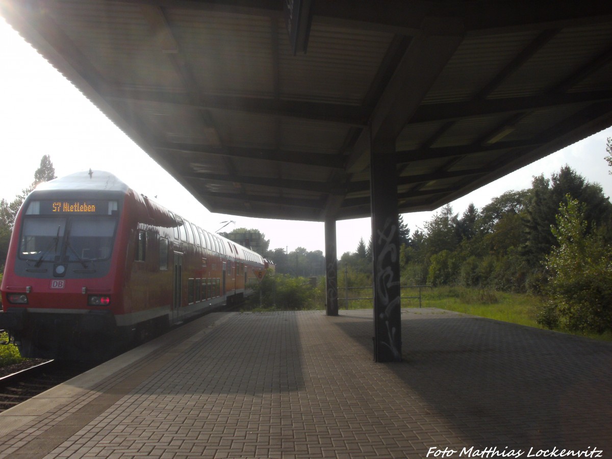 BR 143 als S7 beim verlassen des Bahnhofs Halle-Silberh�he in Richtung Halle-Nietleben am 8.9.14 