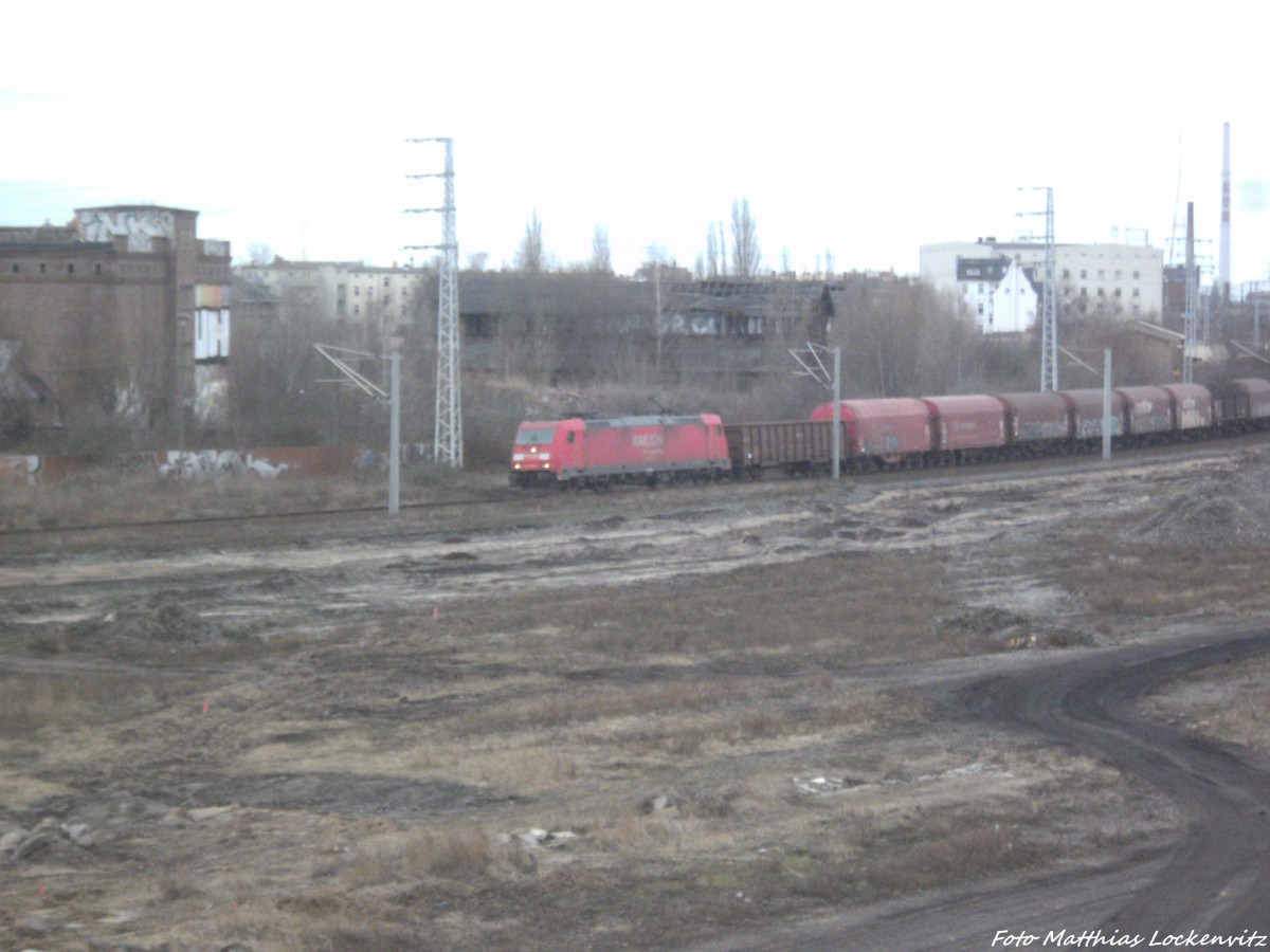 BR 185 mit einem G�terzug bei der Vorbeifahrt am Bahnhof Halle Saale Hbf am 15.2.14