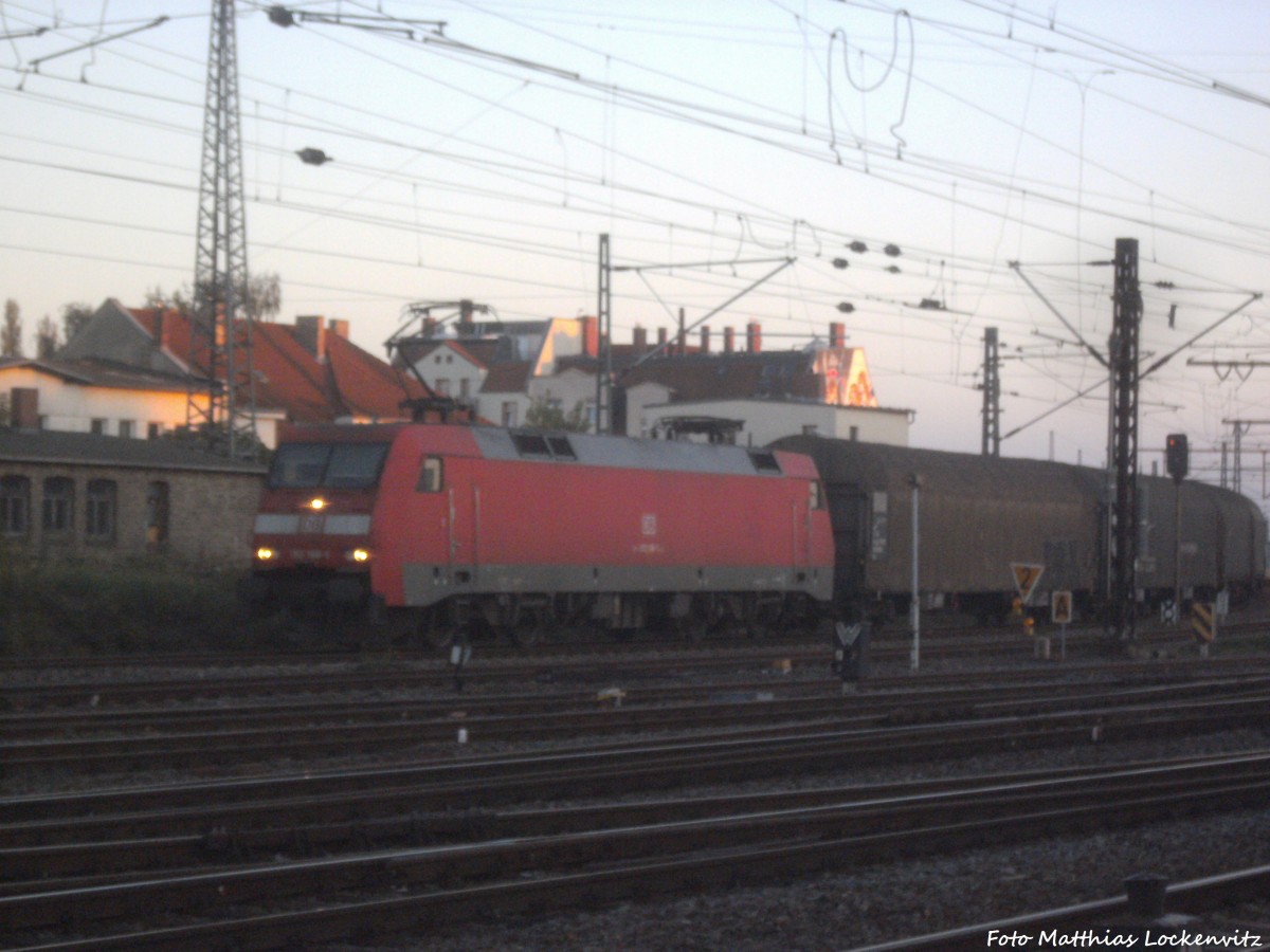 BR 185 mit einem G�terzug beim vorbei fahren am Bahnhof Halle (Saale) Hbf am 3.10.14