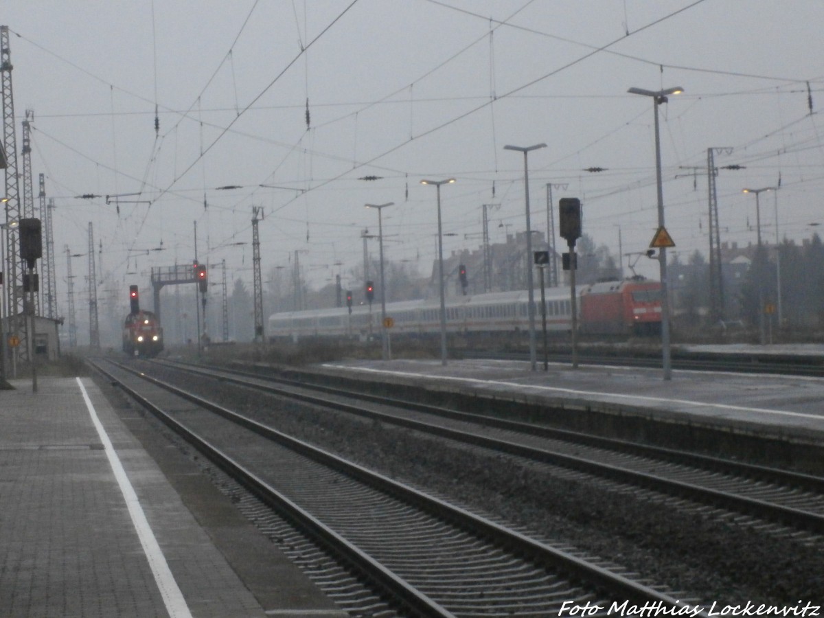 BR 261 trafft im Bahnhof Gro�korbetha auf eine BR 101 mit einem InterCity am 22.1.15