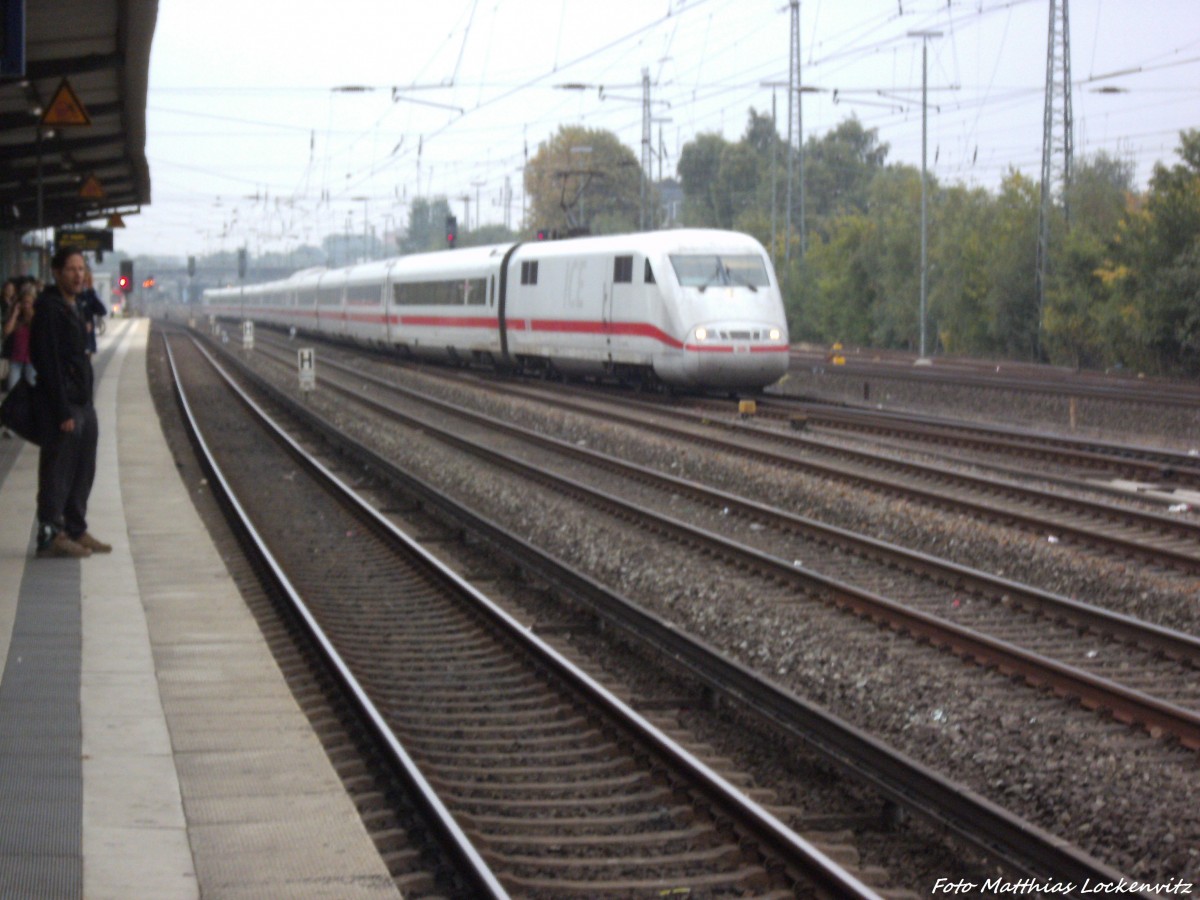 BR 401 bei der Vorbeifahrt an der AKN / S-Bahn Station Eidelstedt in Hamburg am 31.8.13