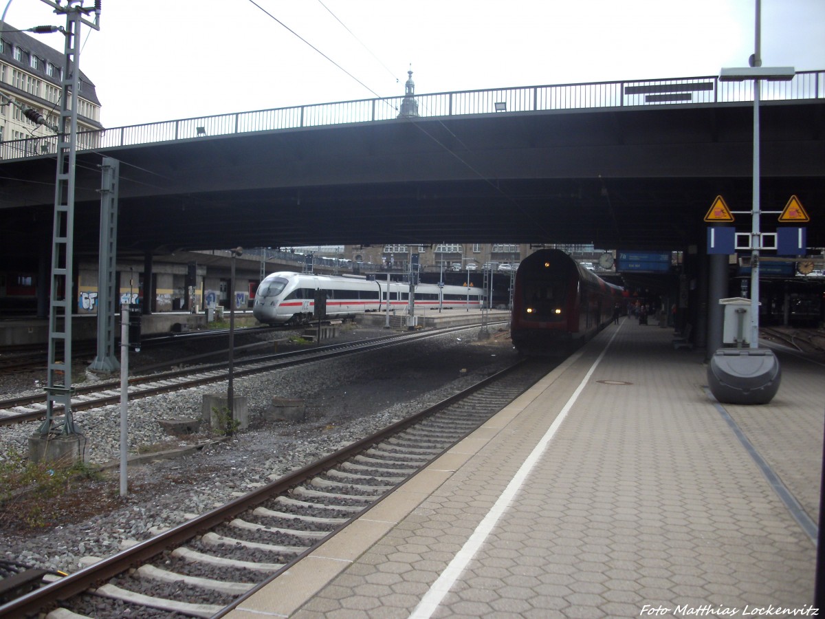 BR 605 bei der Einfahrt in Hamburg Hbf w�hrend dessen die Regionalbahn Abfahrbereit mit ziel Kiel Hbf steht am 1.9.13