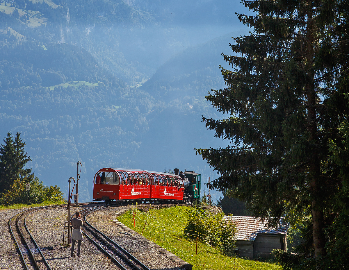 
Brienz Rothornbahn:  Die Heizöl befeuerte Zahnraddampflok BRB 15 - Stadt Kanaya (Japan) kommt am 24.09.2016 gerade mit ihrem Zug von Brienz auf der Mittelstation Planalp (1.341 m ü. M.) an. 