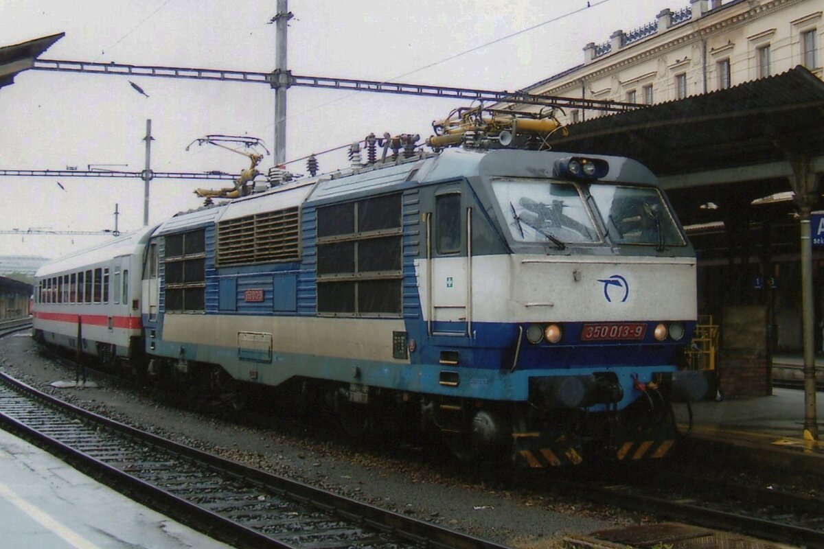 Brno hl.n. sieht in stromender Regen am 22 Mai 2008 ZSSK 350 013 mit EC 'HUNGARIA' aus Bratislava nach Praha hl.n. einfahren.