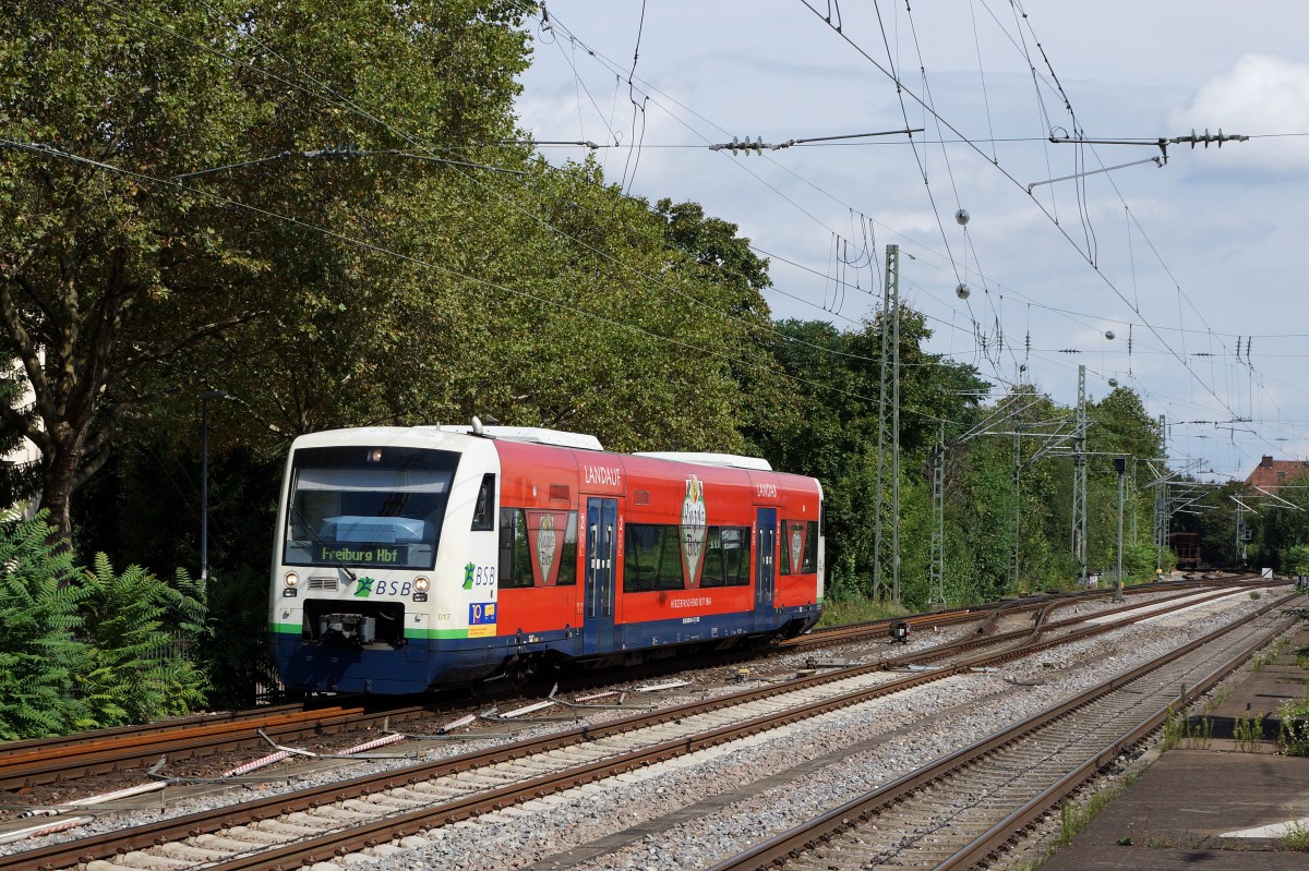 BSB: Die Regio-Shuttle RS 1 von Stadler der Breisgau S-Bahn verkehren auf den Strecken Freiburg-Breisach und Freiburgs-Elzach. Der  SOLO-TRIEBWAGEN  017 mit der Werbeaufschrift  LANDAUF LANDAB RIEGEL-BIER  bei der Einfahrt in den Bahnhof Freiburg im Breisgau am 3.September 2015.
Foto: Walter Ruetsch 