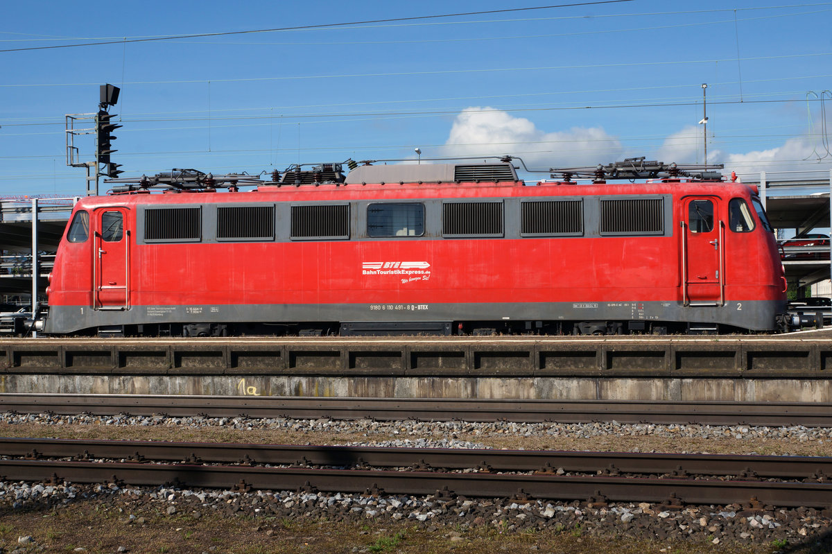 BTE/DB: In Basel Badischer Bahnhof konnten am Freitag den 20. Mai 2016 drei verschiedene abgestellte Altbauloks der DB verewigt werden.
Dabei handelte es sich um die eher seltene 110 491-8 von Bahn Touristik Express, ehemals DB, die 111 095 (ohne N-Wagen ?) sowie die 181 211-4. Da leider bei solchen speziellen Situationen die Motivwahl für Aufnahmen sehr beschränkt ist, handelt es sich hier um nicht alltägliche Dokumentationen!.
Foto: Walter Ruetsch  