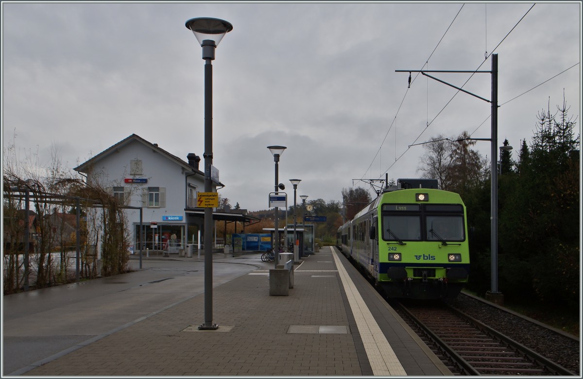 Büren an der Aare heute: ein Stumpengleis genügt, der  Bahnhof  hat keine Weichen, kein Personal mehr, aber ein sehr breites Perron und zwei Prellböcke...
15. Nov. 2014