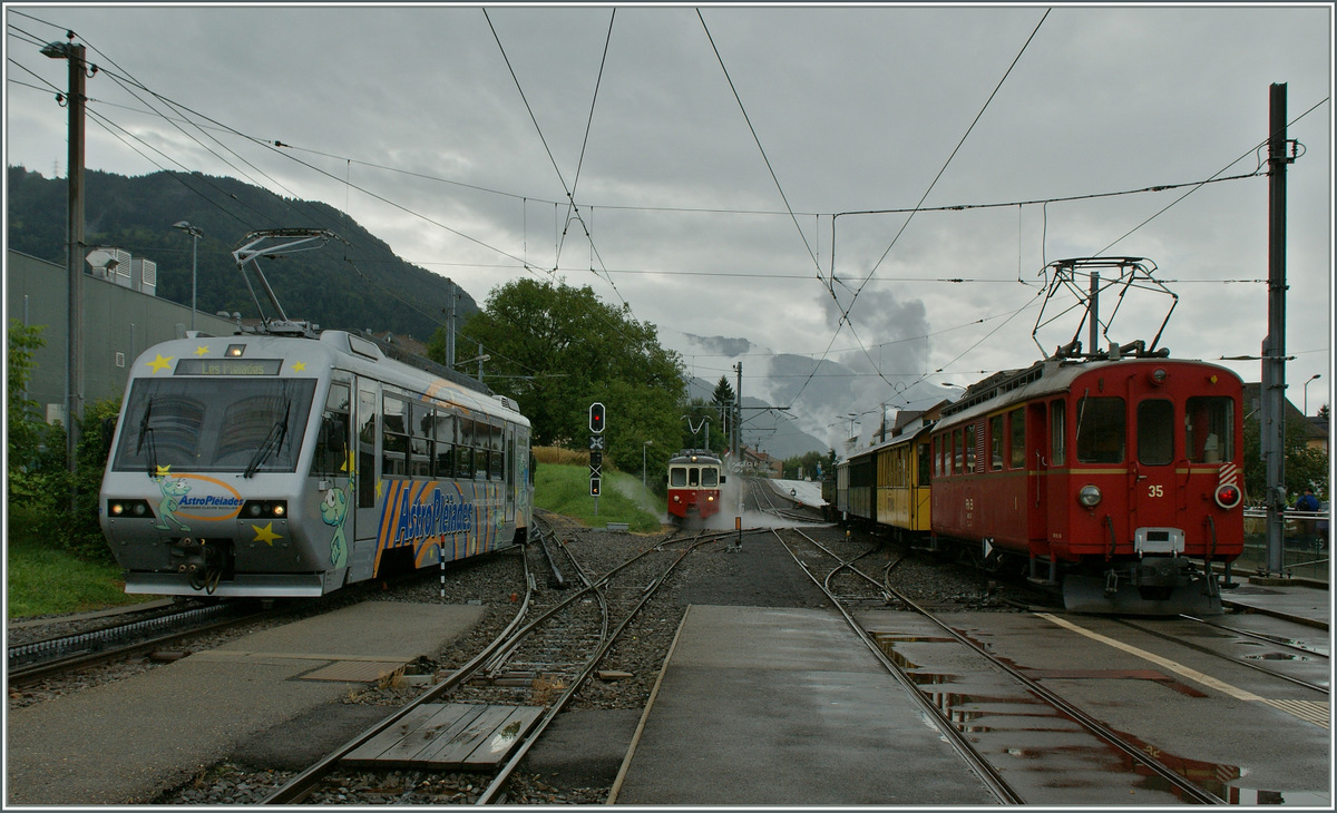 Bunte Schmalspurbahn Ambiente mit dem einfahrenden CEV Beh 2/4 72, dem abgestellten BDeh 2/4 75 und dem B-C RhB Bernina ABe 4/4 N� 35.
8. Sept. 2013