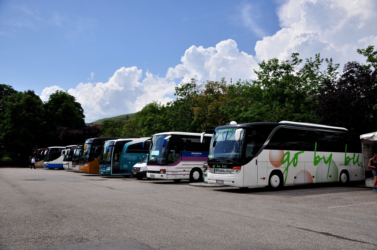 Buntes Busbild am 24.Mai 2014 in Krems ,rechts ein Setra 415 HD von  go by bus aus �sterreich.
