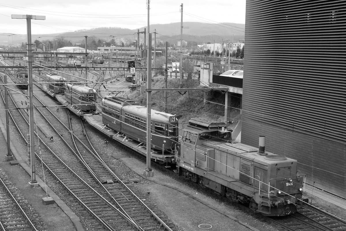 BVB: Abschied von den Be 4/6 623 - 658 aus dem Jahre 1972. Der Verlad f�r die lange Reise nach Belgrad, beim alten G�terbahnhof Dreispitz, fand vom 1. bis 3. Februar 2016 statt. In ihrer neuen Heimat sollen die gut gepflegten Veteranen aus der Schweiz noch ca. zehn Jahre im Einsatz stehen. Die allerletzten Fahrten auf den BVB-Geleisen waren nur noch mit der Unterst�tzung vom Be 4/4 490 (FCB) und einem BVB-Werkstattlastwagen der Marke Mercedes m�glich. F�r das Rangierman�ver von SBB Cargo stand die Bm 4/4 18414 im Einsatz. Die Aufnahmen stammen vom 1. Februar 2016.
Foto: Walter Ruetsch 
     