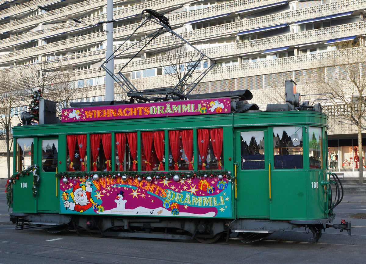 BVB: Mit der Weihnachtsstrassenbahn  Mrlitram  Basel unterwegs am 17. Dezember 2016.
Foto: Walter Ruetsch