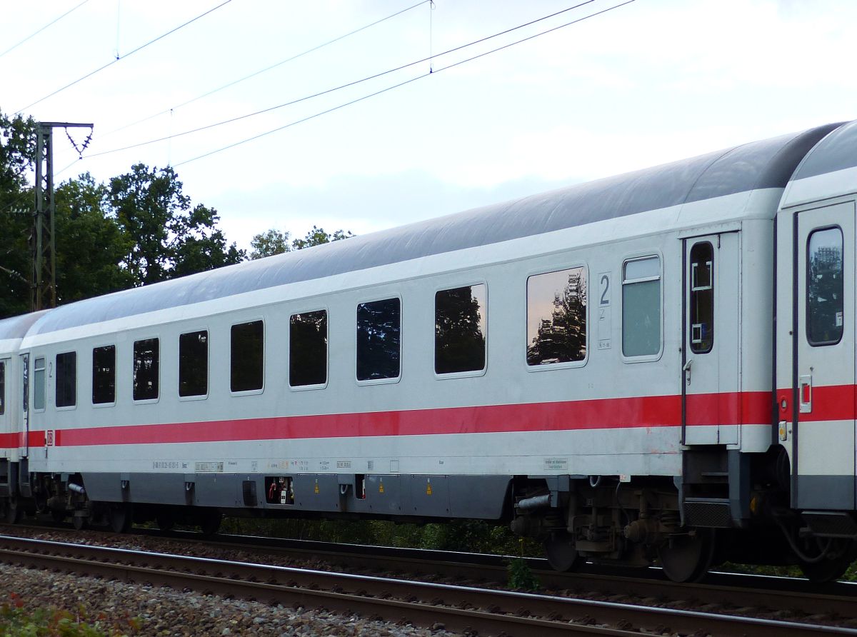 Bwmz 111.6 (umgebaute Avmz 111.6) Intercity Reisezugwagen 2. Klasse mit Nummer D-DB 61 80 29-95 051-5 Devesstrae, Salzbergen, Deutschland 28-09-2018.


Bwmz 111.6 (omgebouwde Avmz 111.6) Intercity tweede klasse zijgangrijtuig met nummer D-DB 61 80 29-95 051-5 Devesstrae, Salzbergen, Duitsland 28-09-2018.