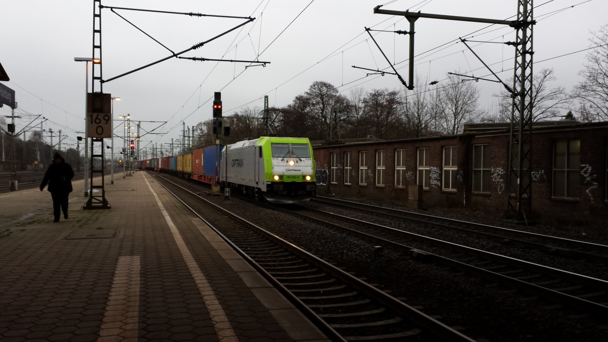 Captrain 185er bei der Durchfahrt am 09.02.2016 in Hamburg-Harburg.