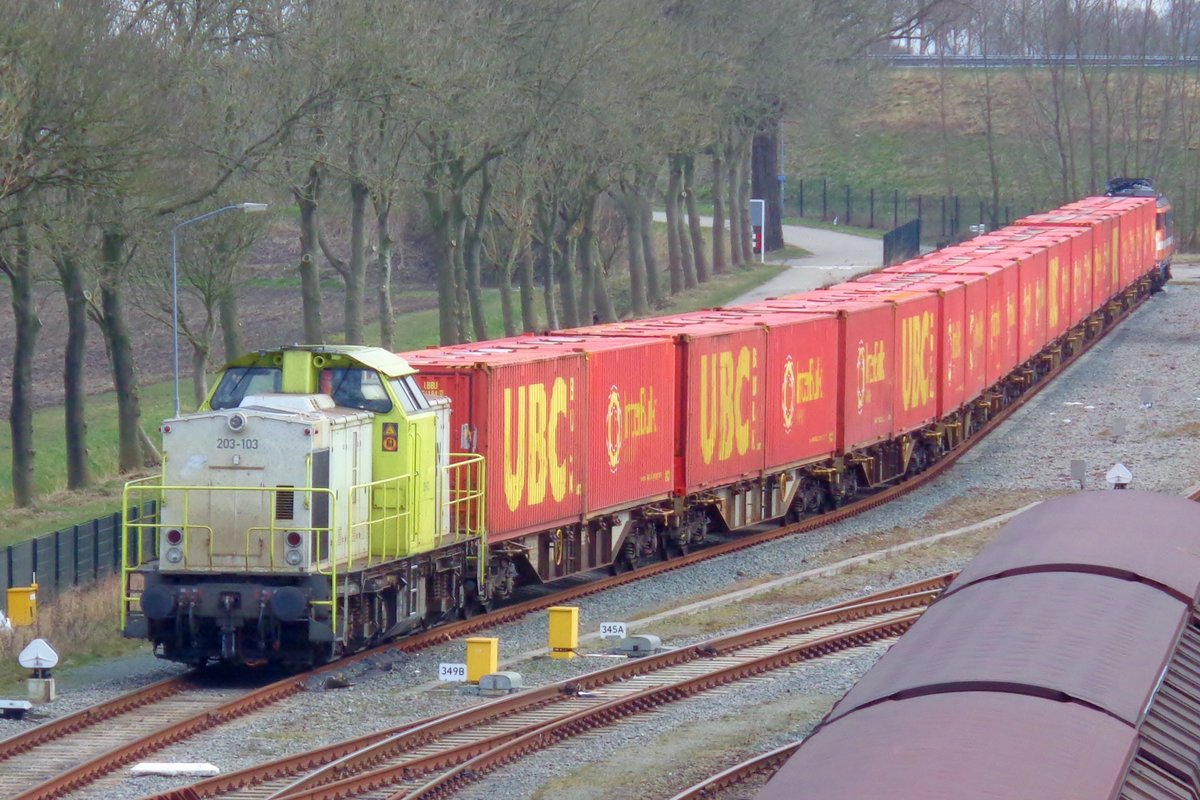 CapTrain 203-103 steht mit ein UBC-Containerzug am 18 M�rz 2018 in Lage Zwaluwe.