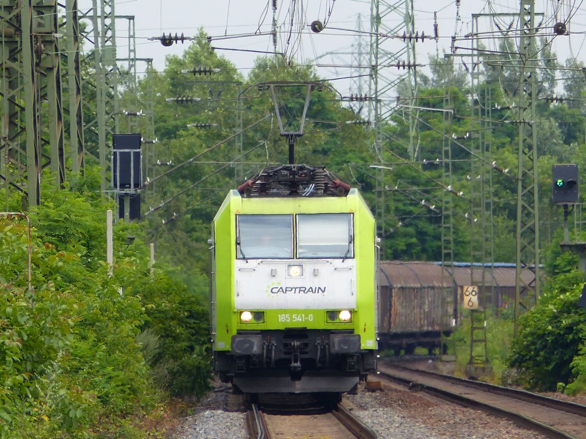 Captrain loc 185 541-0 Rangierbahnhof Gremberg bei Bahnbergang Porzer Ringstrae, Kln 08-07-2016.

Captrain loc 185 541-0 rangeerstation Gremberg bij overweg Porzer Ringstrae, Keulen 08-07-2016.