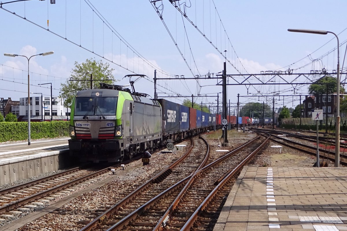 Cargo Corridore-24 lauft von Genua �ber die Scheiz (L�tschberg-Bahn) und Deutschland ins Rotterdamer Hafenrevier. BLS 475 415 fahrt mit dieser KLV die ganze Corridor selbst, wo fr�her mindestens vier Lokwechsel erf�rderlich waren. BLS 475 415 durchfahrt am 18 Mai 2019 Dordrecht.