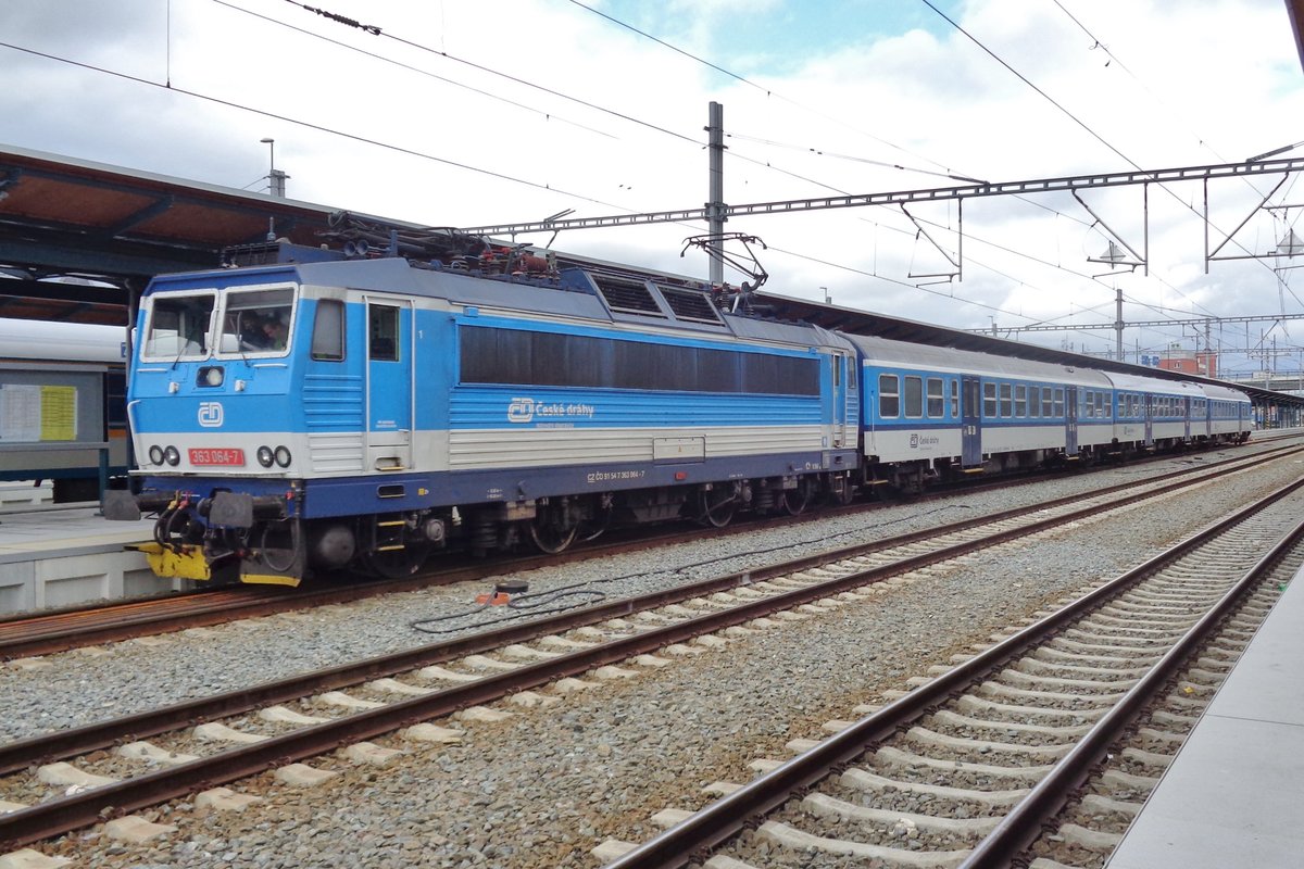 CD 363 064 wartet am 15 September 2017 in Plzen.