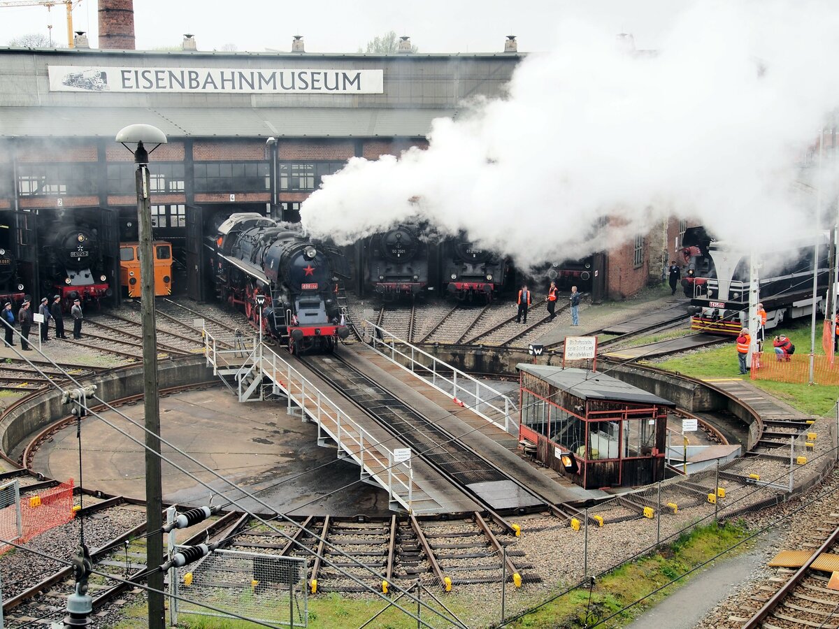 CD 498.104 befährt die Drehscheibe in Dresden Altstadt beim 8.Dampfloktreffen am 15.04.2016.