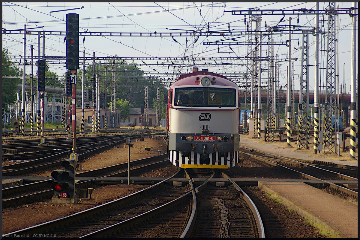 CD 754 061 in der roten Farbgebung setzt sich vor den R nach Trutnov, in dem dann der letzte Teil der Hinfahrt nach Jaroměř in Angriff genommen wurde.

Hradec Králové, 20.05.2022
[CZ-CD 91 54 2 754 061-0]
