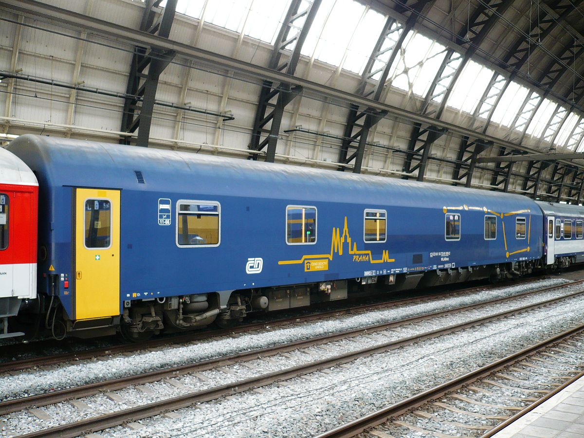 CD Schlafwagen WLABmz mit Nummer 61 54 72-91 001-2 in EN 456 auf Gleis 7 Amsterdam Centraal Station 04-06-2014.

CD slaaprijtuig WLABmz met nummer 61 54 72-91 001-2 in trein EN 456 op spoor 7 Amsterdam Centraal Station 04-06-2014.