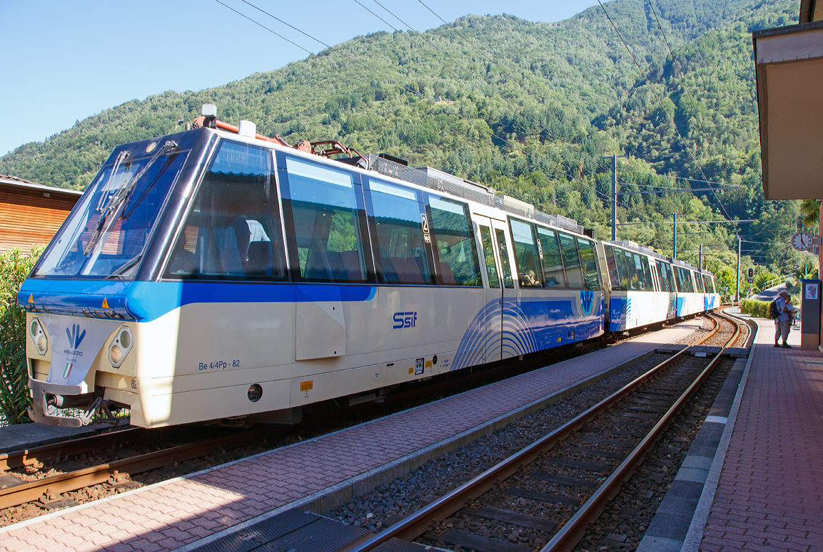 
Centovallibahn - Ein SSIF (Societ subalpina di imprese ferroviarie) Panoramatriebzug (Ferrovia Vigezzina Treno Panramico) durchfhrt am 22.06.2016 von Domodossola kommend den Bf. Intragna. In den Fahrplnen steht Intragna als Badarfshalt, aber dies gilt nur fr Fahrgste die aussteigen wollen, Reisende die von hier nach Locano wollen werden nicht mitgenommen und mssen auf einen nchsten Regionalzug warten. 