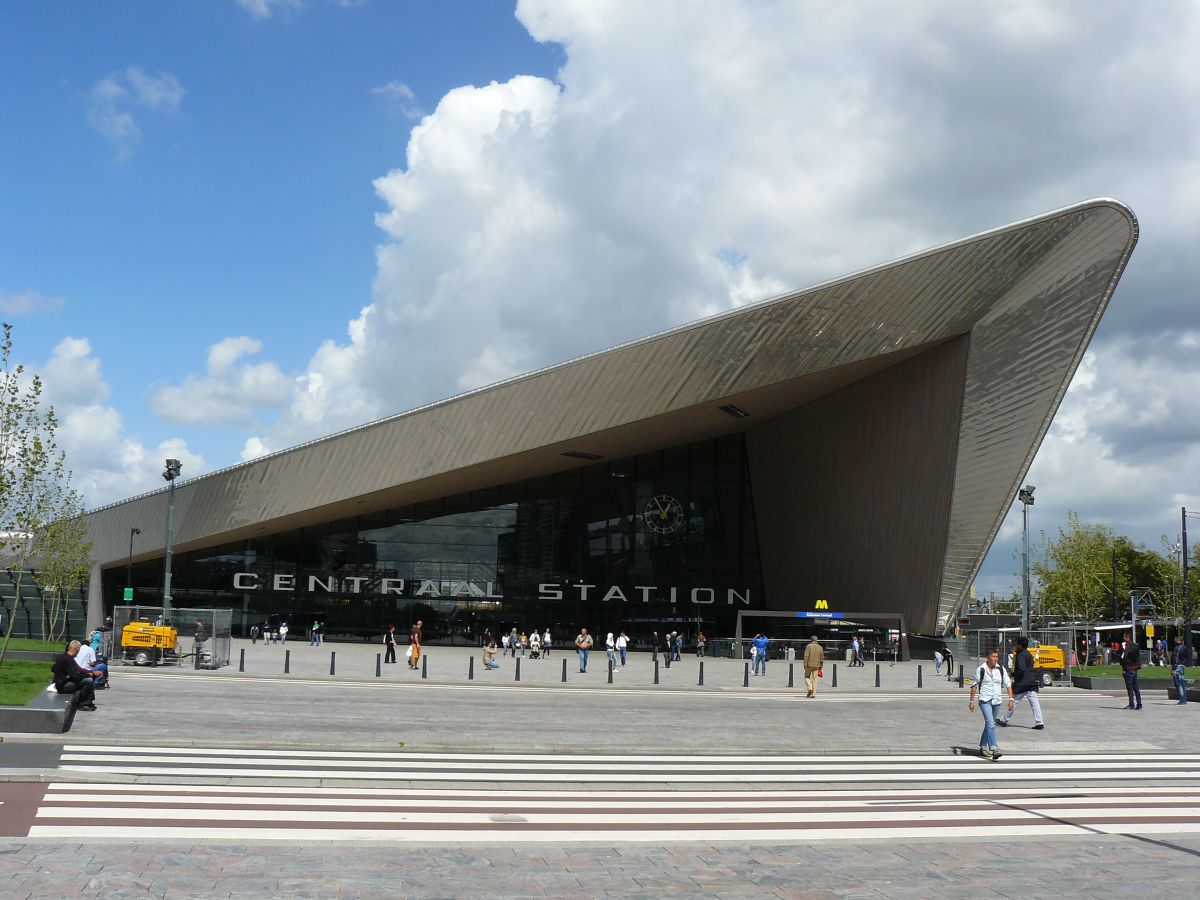 Centraal Station. Stationsplein, Rotterdam 11-08-2014.