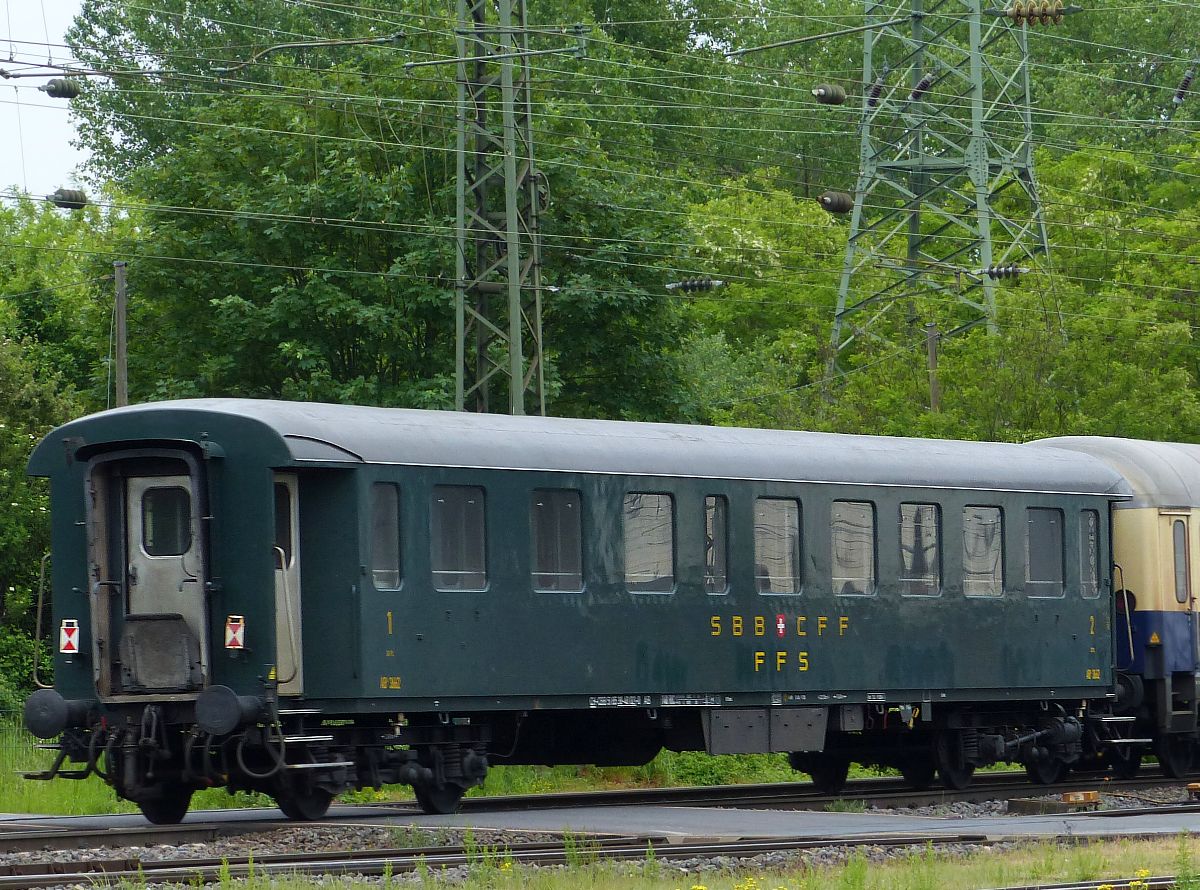 Centralbahn AB Schnellzugwagen mit Nummer CH-CBB 51 85 38-40 01-0. Rangierbahnhof Gremberg bei Bahnbergang Porzer Ringstrae, Kln 08-07-2016.

Centralbahn AB rijtuig met nummer CH-CBB 51 85 38-40 01-0 in een Centralbahn trein. rangeerstation Gremberg, Keulen, Duitsland 20-05-2016.