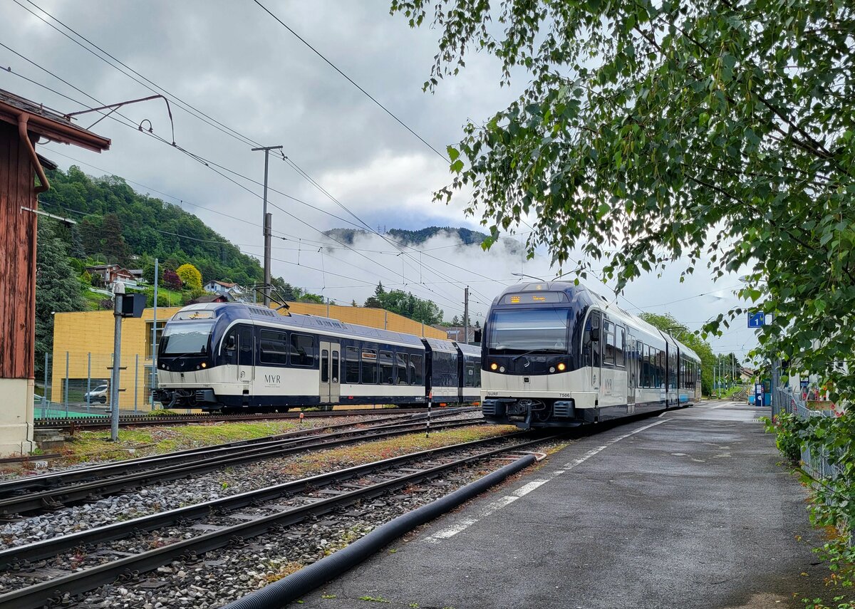 CEV MVR ABeh 2/6 in Blonay: Der ABhe 2/6 7506 auf Gleis 1 wartet auf die Abfahrt nach Vevey und der ABeh 2//6 7507 auf den nächsten Einsatz.
1. Juni 2024