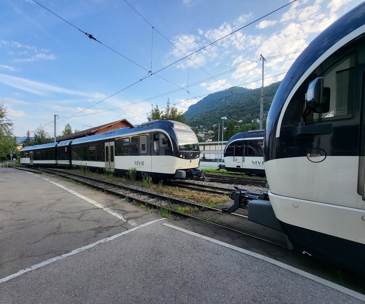 CEV MVR ABeh 2/6 in Blonay: rechts in Bild der ABeh 2/6 7508 nach Vevey, links der ankommende ABeh 2/6 7501 von Vevey  nach Les Pleiades und im Hintergrund der abgestellten ABeh 2/6 7503  Blonay Chamby .
31 Aug. 2024