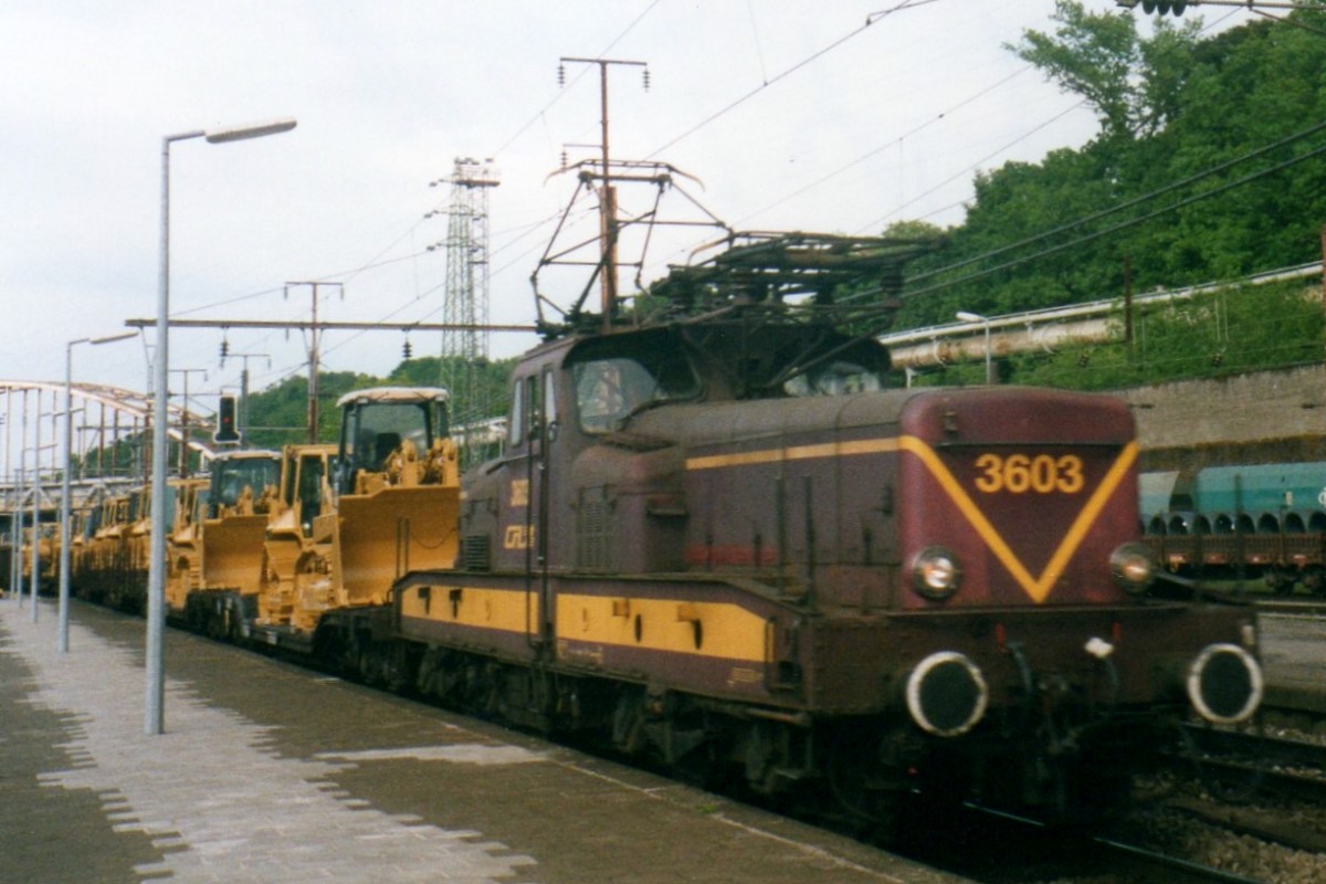 CFL 3603 mit Caterpillarzug durchfahrt am 20.Mai 2004 Esch-sur-Alzette.